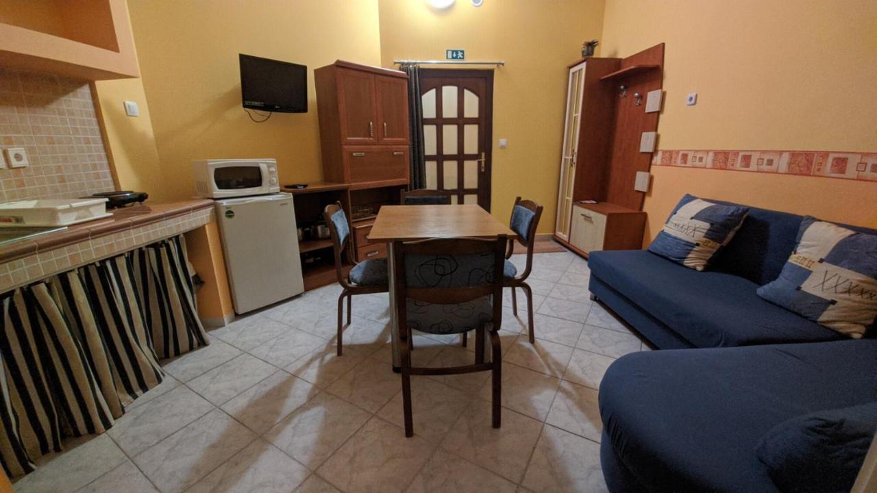 Central Apartman Gyula Ngoại thất bức ảnh